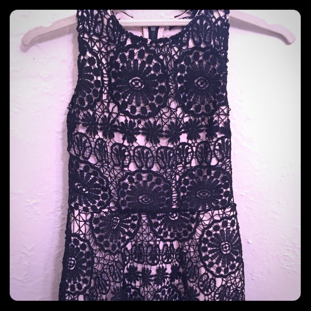 Black sleeveless lace party dress